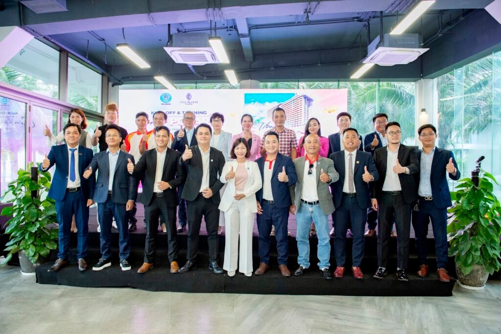 Đại diện đối tác kinh doanh, tài chính chụp ảnh đánh dấu sự kiện kick-off căn hộ Polaris The Maris Vũng Tàu.