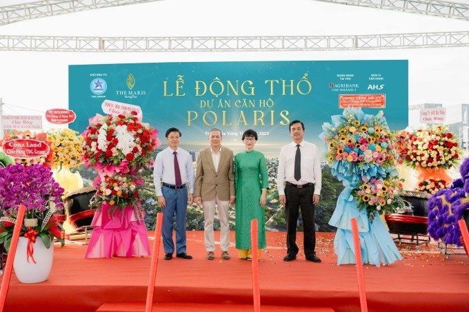 Ông Trịnh Hàng (phải) - Giám đốc Sở du lịch tỉnh Bà Rịa - Vũng Tàu, và ông Vũ Hồng Thuấn (trái) - Phó chủ tịch UBND thành phố Vũng Tàu, tặng hoa chúc mừng ban lãnh đạo TDG Group tại lễ động thổ Polaris, ngày 22/8. Ảnh: TDG Group