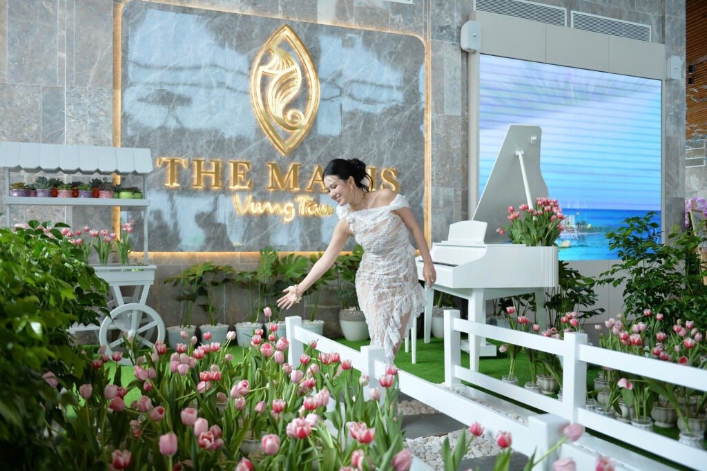 CHECK-IN NHÀ HOA TULIP BÊN BIỂN