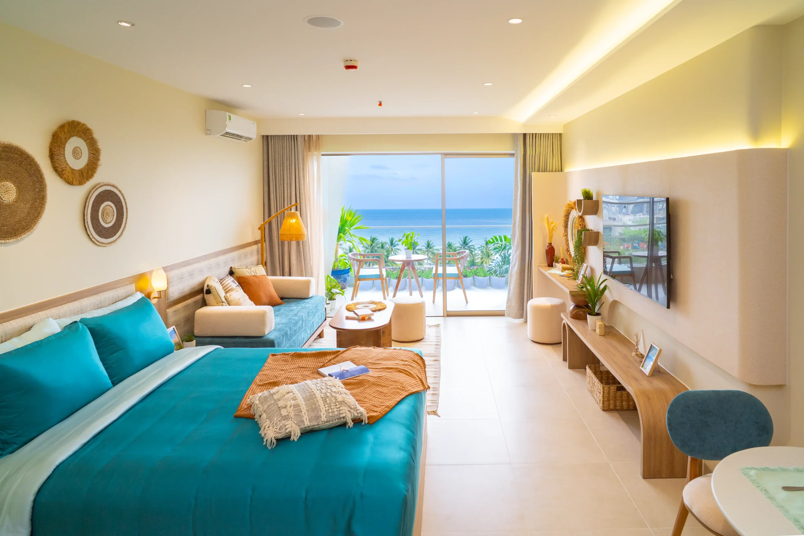 Căn hộ biển Atlantic mang đến một không gian nghỉ dưỡng đầy cảm hứng với sự hòa quyện tinh tế giữa sắc xanh của biển, sự ấm áp của gỗ và nét mộc mạc của vải canvas