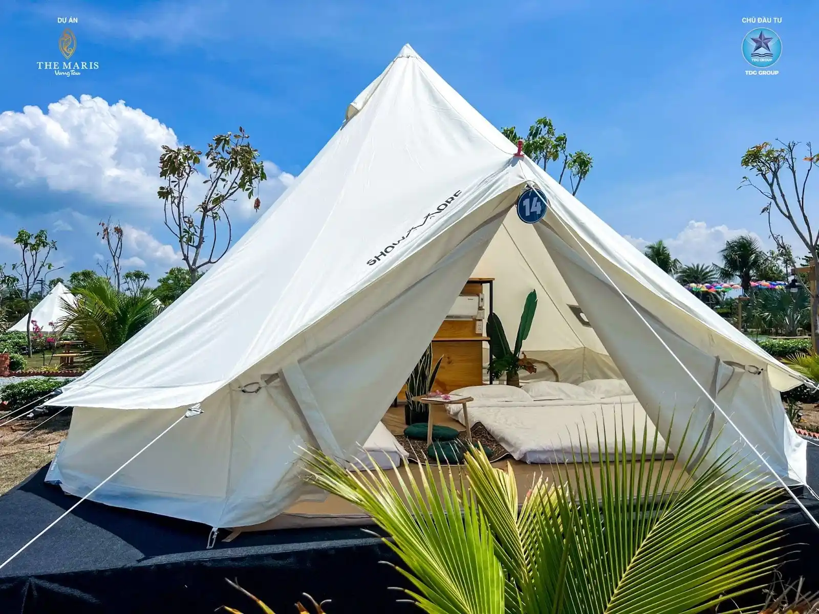 Lều được trang bị đầy đủ nội thất và máy lạnh 1