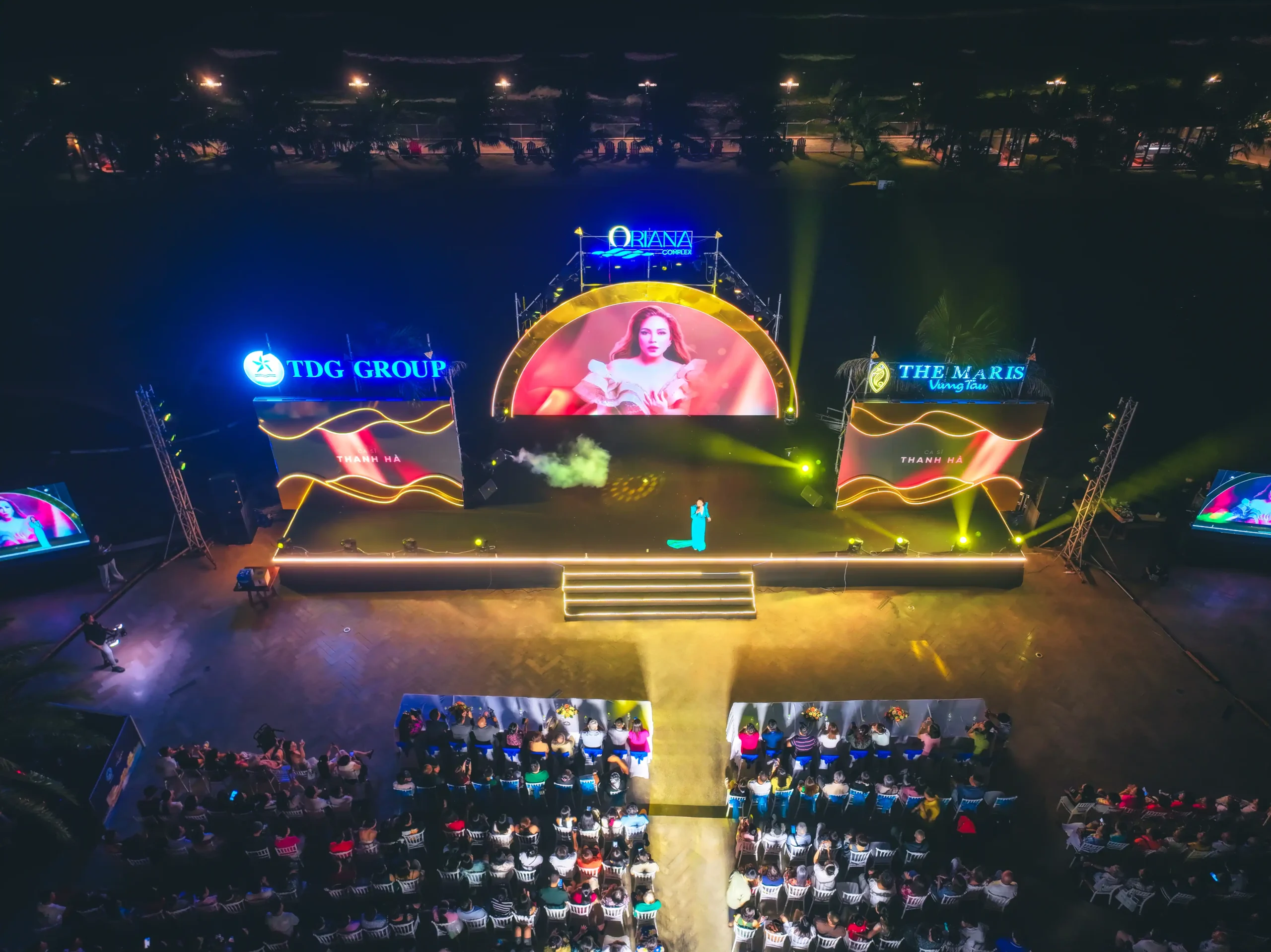 Đêm nhạc "Tỏa sáng một biểu tượng" đánh thức một biểu tượng mới tại The Maris Vũng Tàu Trong sự giao hòa của thanh âm biển cả vào ngày 20/12, chủ đầu tư TDG Group đã mang đến một hành trình trải nghiệm đầy cảm hứng. Giữa không gian âm nhạc nồng nàn, chân dung về một biểu tượng sống mới dần lộ diện, đưa khách hàng chạm đến gần hơn khát khao sống an dưỡng trọn vẹn tại The Maris Vũng Tàu. Hành trình đa giác quan giữa lòng phố biển Với tâm huyết của chủ đầu tư TDG Group, sự kiện đã mở ra một không gian trải nghiệm đầy lôi cuốn, thu hút hơn 1.000 khách hàng tham dự. Trong sắc xanh tinh khôi của biển trời, âm nhạc đã trở thành “chất keo” kết nối những tâm hồn đồng điệu, tạo nên một buổi tối lắng đọng và giàu cảm xúc. Từ chủ đề “Tỏa sáng một biểu tượng”, chương trình mang đến màn trình diễn choáng ngợp giữa biển trời và chuỗi hoạt động trải nghiệm cả ngày dành cho quý du khách và quý cư dân tương lai. Khách hàng có dịp thong dong dạo bước giữa Phố Thu - Đông Maris lãng mạn, tham gia các hoạt động thể thao sôi động trên bờ biển riêng tư, hay thưởng thức tinh hoa ẩm thực trứ danh. Mọi chi tiết đều được chăm chút tỉ mỉ để chào đón đông đảo khách hàng về với The Maris Vũng Tàu. Khách hàng lưu giữ khoảnh khắc đón chào biểu tượng mới Oriana Complex Sự xuất hiện của danh ca Thanh Hà với chất giọng nồng nàn, đầy trải nghiệm đã biến không gian thưởng nhạc ngoài trời thành một góc trời trữ tình da diết. Tiếp nối mạch cảm xúc ấy, ca sĩ Uyên Linh với nội lực mạnh mẽ đã đẩy sự thăng hoa lên cung bậc cao nhất, khiến khán giả như vỡ òa cảm xúc trong âm nhạc. Đặc biệt, chủ đầu tư TDG Group còn chuẩn bị niềm vui bất ngờ như một lời tri ân gửi gắm đến những chủ nhân tương lai của The Maris Vũng Tàu, với phần quà rút thăm may mắn là 5 chiếc iPhone 17. Không dừng lại ở đó, The Maris Vũng Tàu tiếp tục khẳng định vị thế là điểm đến của những trải nghiệm đáng nhớ thông qua chuỗi sự kiện sôi động. Gần nhất là đêm nhạc 27/12 sắp tới đây mang chủ đề "Maris's Holiday Sea & Song". Tiếp đó là chuỗi đêm nhạc xuyên suốt từ mùng 3 đến mùng 6 Tết Âm lịch, quy tụ nhiều ngôi sao nổi tiếng như Lân Nhã, Phạm Quỳnh Anh, Nguyễn Hưng, Thái Chi, Lương Bích Hữu…, hứa hẹn sẽ tiếp tục mang đến những hành trình khám phá đầy cảm hứng cho du khách và cư dân. Từ điểm chạm cảm xúc đến tuyệt tác an dưỡng chuẩn Nhật Trong khoảnh khắc hừng đông chạm vào đường chân trời, Oriana Complex – tòa tháp cuối cùng và cũng là "viên ngọc quý" của The Maris Vũng Tàu – đã chính thức lộ diện. Đây là biểu tượng mới cho hệ sinh thái an dưỡng chuyên sâu chuẩn Nhật Bản lần đầu tiên xuất hiện tại “thủ phủ” resort Chí Linh - Cửa Lấp. Chính thức ra mắt Oriana Complex - Kiệt tác mang dấu ấn Signature tại The Maris Vũng Tàu Với mô hình Home Care chuẩn Nhật, Oriana Complex hiện hữu như một lời hẹn về sự vẹn tròn: nơi ông bà được chăm sóc bởi đội ngũ chuyên gia tận tâm; cha mẹ tìm thấy sự tĩnh tại để phục hồi năng lượng và con trẻ được tự do lớn lên giữa vòng tay ôm ấp của thiên nhiên thuần khiết. Sở hữu tầm nhìn khoáng đạt hướng biển và vị trí đắt giá trên trục đường 3/2, Oriana Complex được định vị là phiên bản Signature với những giá trị vượt trội. Cư dân không chỉ thừa hưởng hơn 40 tiện ích đẳng cấp của toàn dự án mà còn sở hữu riêng các không gian chuyên biệt cho sức khỏe: từ Phục hồi & Thư giãn, Thể thao năng động đến Dưỡng sinh an lành và Tầm soát sức khỏe định kỳ. Sức hút của The Maris Vũng Tàu đã được minh chứng qua các giai đoạn giới thiệu các tòa tháp Alaric, Polaris, Atlantic với tỉ lệ đón nhận ấn tượng từ thị trường. Độ "nhiệt" của dự án càng tăng cao khi quỹ căn cuối cùng đang dần trở nên khan hiếm. Chính thức ra mắt vào ngày 20/12/2025, Oriana Complex là mảnh ghép tinh túy nhất hoàn thiện cộng đồng sống Khỏe - Vui - Năng động. Đây chính là tâm huyết của TDG Group trên hành trình kiến tạo một biểu tượng mới cho phong cách sống: An tâm – An vui – An dưỡng. Một chương mới của cuộc sống viên mãn bên bờ biển đang chờ đón những chủ nhân tinh hoa.