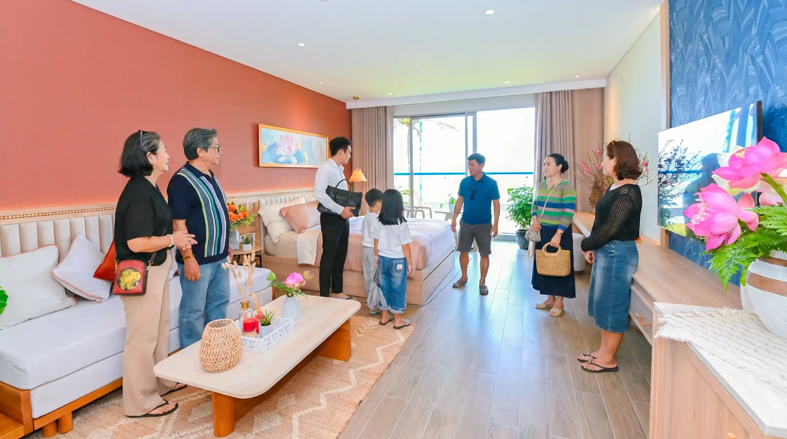 Khách hàng ngỡ lạc bước giữa Gallery nghệ thuật, khơi gợi cảm giác được về nhà tại Oriana Complex