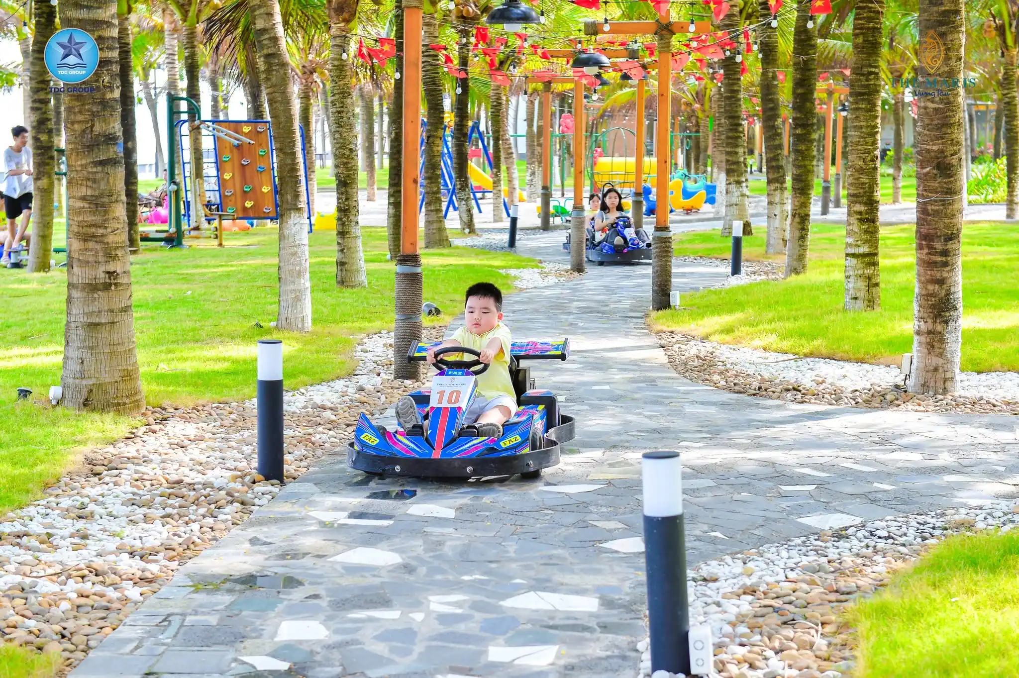 The Maris Vũng Tàu – Giá Bán, Chính Sách, Tiến Độ & Đánh Giá Mới Nhất 2026 17 khu vườn dừa xanh mát bên biển riêng, tạo điều kiện để các bé vận động, vui chơi cùng bạn bè và tận hưởng không khí thiên nhiên trong lành