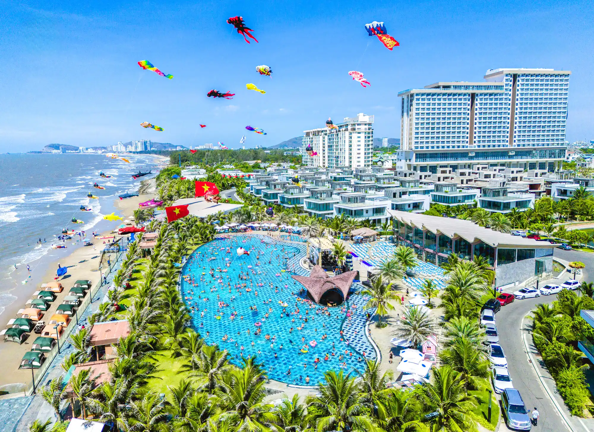 Khách hàng hài lòng với chất lượng bàn giao căn hộ Alaric - The Maris Vũng Tàu 6 The Maris Vũng Tàu liên tục thu hút đông đảo khách hàng đến trải nghiệm. Ảnh: TDG Group